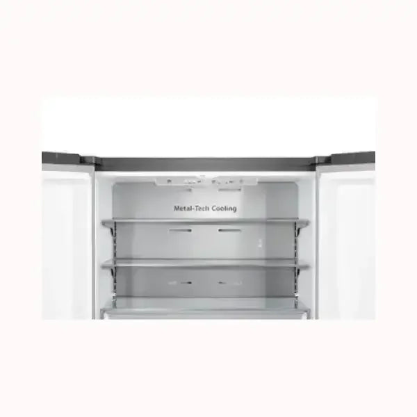 Interno del frigorifero HISENSE con sistema Metal-Tech Cooling e ripiani in vetro regolabili