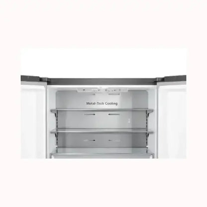 Interno del frigorifero HISENSE con sistema Metal-Tech Cooling e ripiani in vetro regolabili