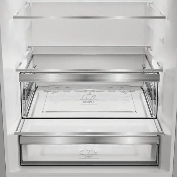 Interno del frigorifero Hotpoint con cassetti Crisper e Dairy in metallo e vetro trasparente