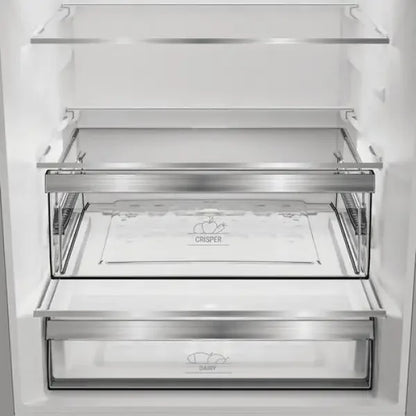 Interno del frigorifero Hotpoint con cassetti Crisper e Dairy in metallo e vetro trasparente