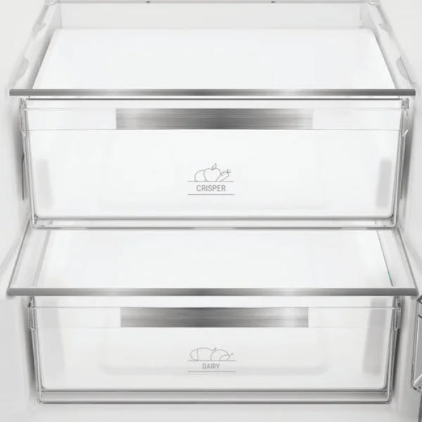 Dettaglio interno del frigo combinato Hotpoint con cassetti trasparenti per frutta e latticini