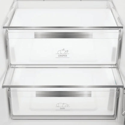 Dettaglio interno del frigo combinato Hotpoint con cassetti trasparenti per frutta e latticini