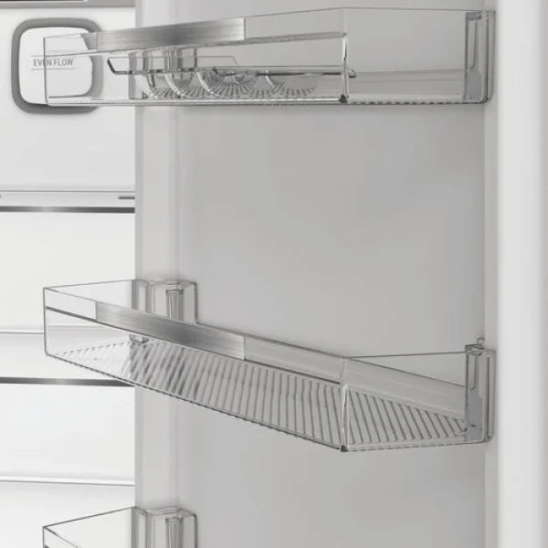 Interno porta con ripiani trasparenti del frigo combinato Hotpoint per organizzare al meglio gli alimenti