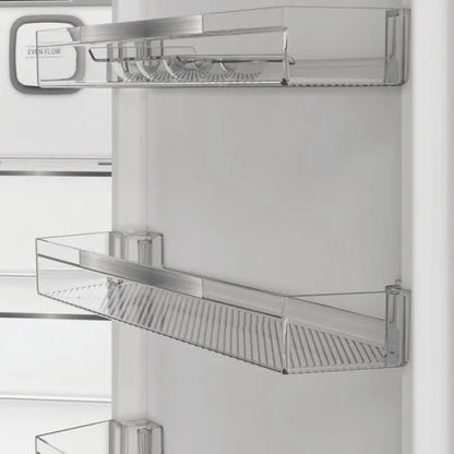 Interno porta con ripiani trasparenti del frigo combinato Hotpoint per organizzare al meglio gli alimenti