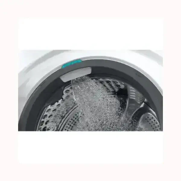 Dettaglio interno lavatrice HOTPOINT con getto d'acqua in funzione per il lavaggio efficiente
