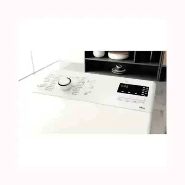 Pannello di controllo bianco di lavatrice Hotpoint con display digitale e manopola selettore