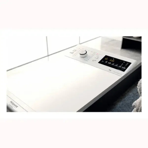 Lavatrice Hotpoint bianca con pannello digitale e manopola per selezione programmi