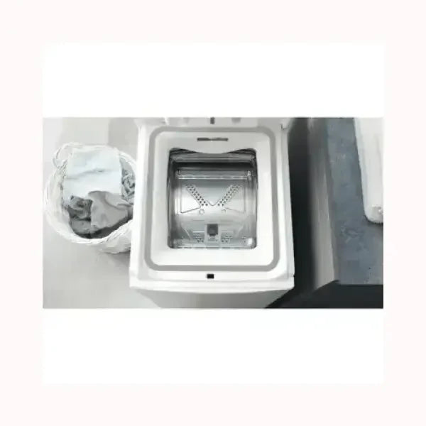 Lavatrice Hotpoint a carica dall'alto con cestello in acciaio inox e cestino di biancheria accanto