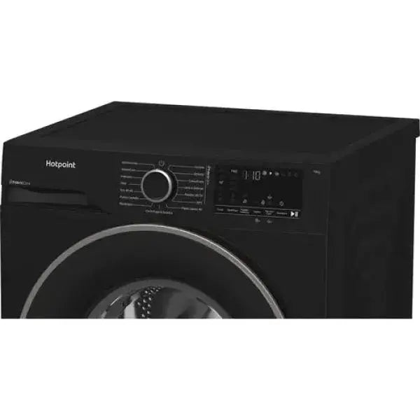 Lavatrici Hotpoint nera con pannello di controllo e display digitale per lavaggi efficienti