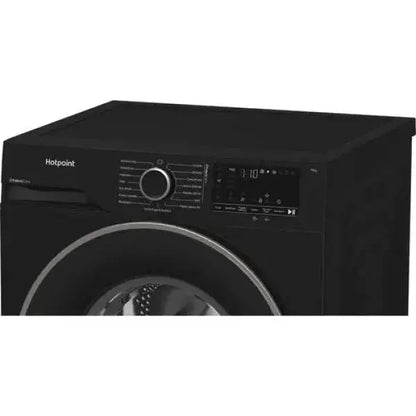 Lavatrici Hotpoint nera con pannello di controllo e display digitale per lavaggi efficienti