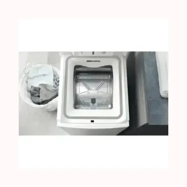 Lavatrice Hotpoint a carica dall'alto con cestello in acciaio inox e cesto biancheria accanto