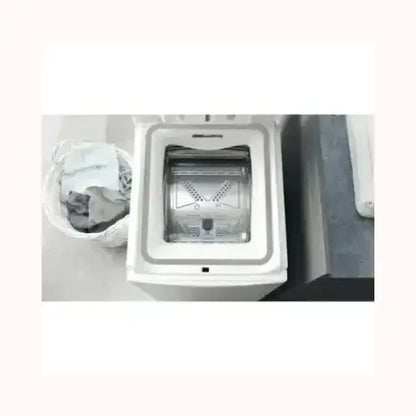 Lavatrice Hotpoint a carica dall'alto con cestello in acciaio inox e cesto biancheria accanto