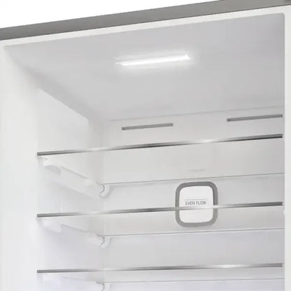 Interno bianco di frigorifero Hotpoint con ripiani in vetro trasparente e flusso d'aria uniforme