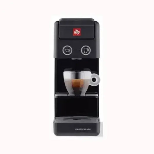Macchina da caffè Illy Nespresso compatta nera con tazza di espresso trasparente