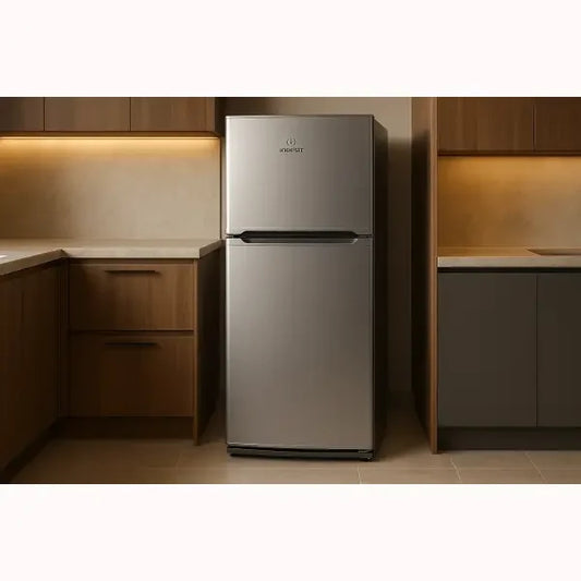 Frigorifero INDESIT argento a doppia porta con congelatore superiore in cucina moderna e finitura metallica