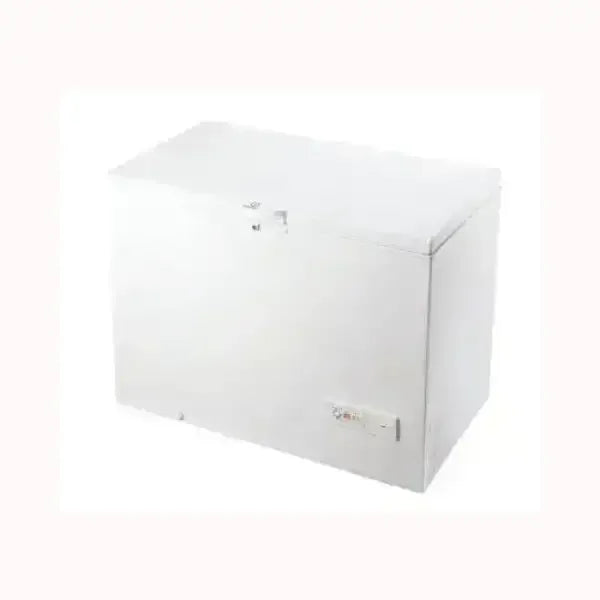 Congelatore a pozzetto bianco INDESIT con ampio spazio di conservazione e design compatto
