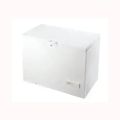 Congelatore a pozzetto bianco INDESIT con ampio spazio di conservazione e design compatto