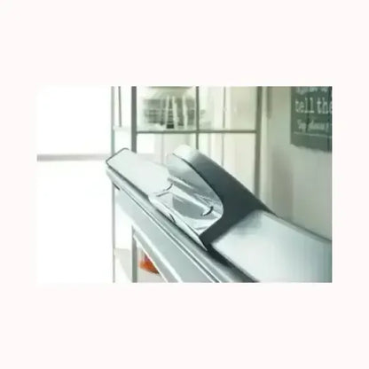 Dettaglio maniglia congelatore INDESIT bianco con design moderno in ambiente domestico