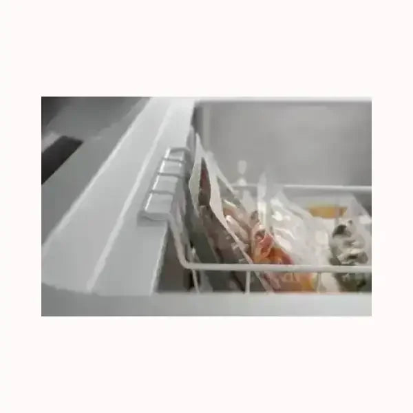 Congelatore INDESIT aperto con interno e cibi surgelati organizzati in cestelli