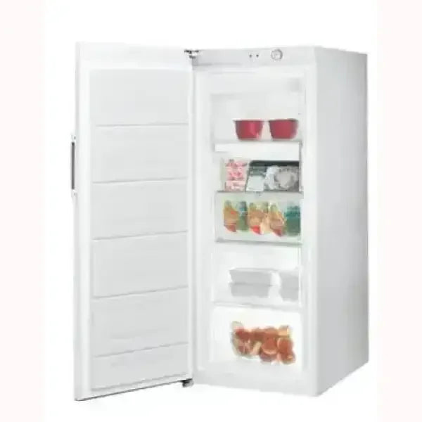 Congelatore Indesit bianco con porta aperta e ripiani interni pieni di alimenti