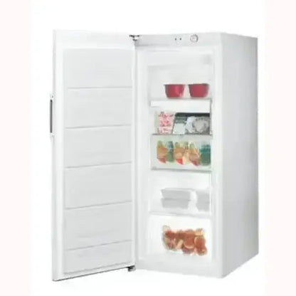 Congelatore Indesit bianco con porta aperta e ripiani interni pieni di alimenti
