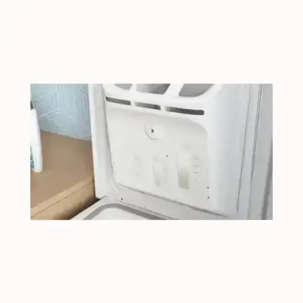 Dettaglio interno del cassetto detergenti di una lavatrice INDESIT bianca con apertura superiore