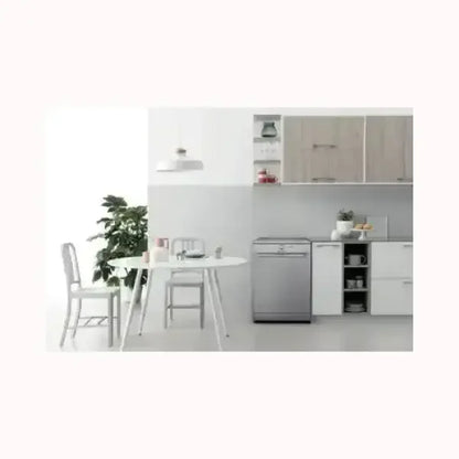Lavastoviglie INDESIT in cucina moderna con tavolo bianco e sedie e arredamento funzionale