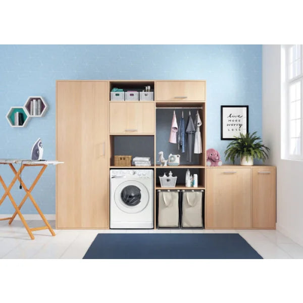 Lavatrice Indesit bianca installata in mobiletto legno con spazio lavanderia accessori e asciugamano