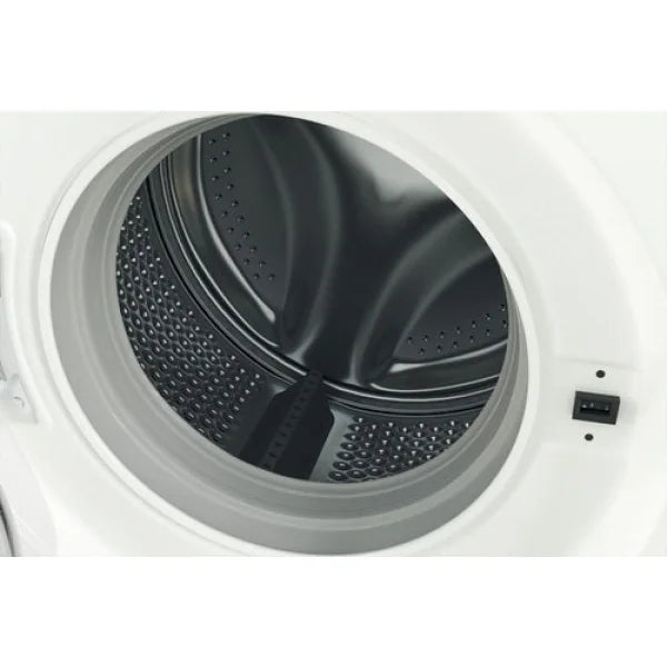Interno tamburo lavatrice Indesit con struttura in acciaio inox e apertura frontale bianca