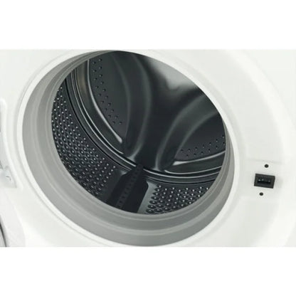 Interno tamburo lavatrice Indesit con struttura in acciaio inox e apertura frontale bianca
