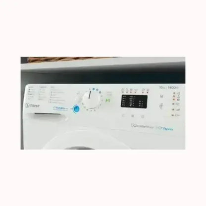 Pannello di controllo lavatrice INDESIT bianca con impostazioni di lavaggio e selettore programmi