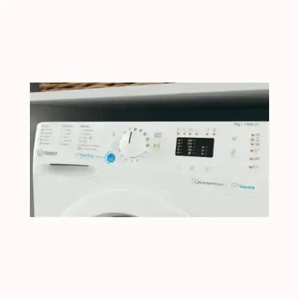 Pannello comandi lavatrice INDESIT bianca con selettore programmi e display digitale
