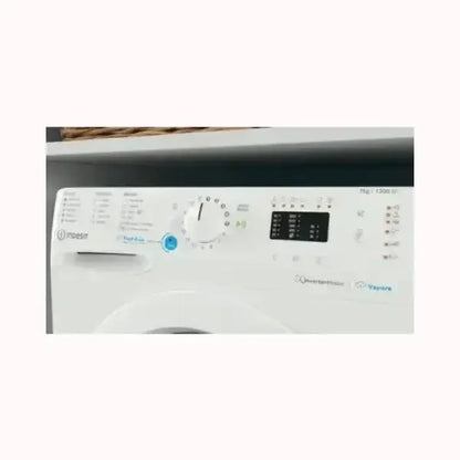 Pannello comandi lavatrice INDESIT bianca con selettore programmi e display digitale