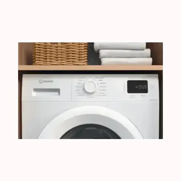 Lavatrice INDESIT bianca con display digitale e manopola di selezione programmi