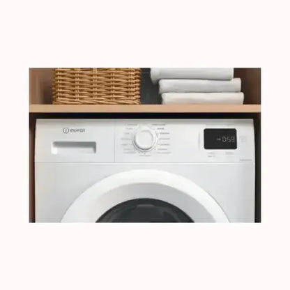 Lavatrice INDESIT bianca con display digitale e manopola di selezione programmi