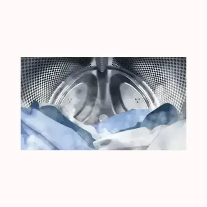 Interno tamburo lavatrice INDESIT con vestiti blu e bianchi in lavaggio