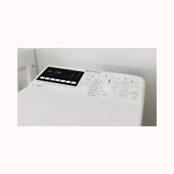 Pannello di controllo bianco lavatrice indesit con display digitale e pulsanti funzione