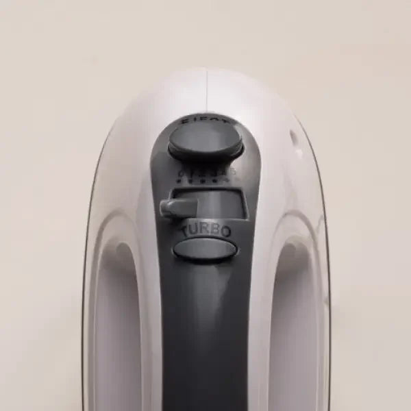 Dettaglio manopola e pulsante turbo del frullatore elettrico Innoliving bianco e nero