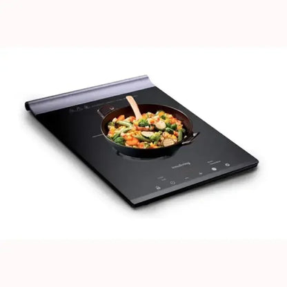 Piastra induzione Innoliving nera con padella contenente verdure e carne per cucina rapida