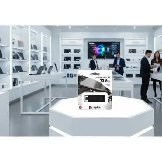 Chiavetta USB Kingston DataTraveler 70 da 128GB in esposizione in negozio tecnologico moderno