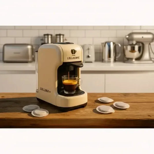 Macchina da caffè Lollocaff Lollima+ con tazza di caffè espresso su un tavolo di legno