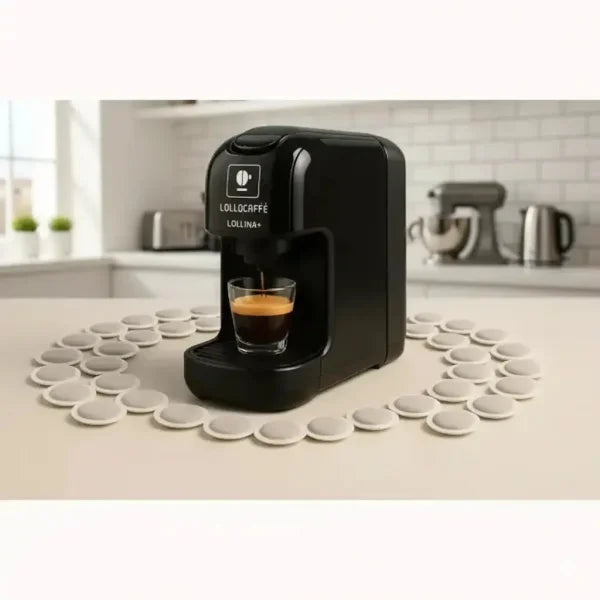 Macchina da caffè Lollocaff con tazza di espresso e cialde intorno