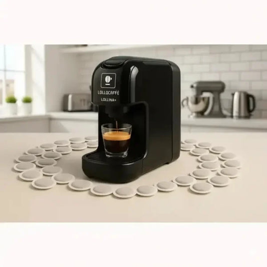 Macchina da caffè Lollocaff con tazza di espresso e cialde intorno