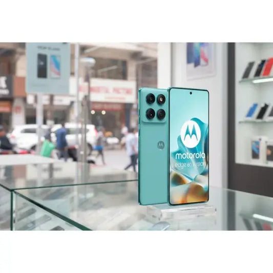 Smartphone Motorola Edge 60 con display luminoso in un ambiente urbano moderno