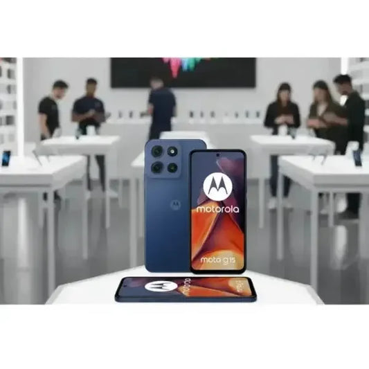 Smartphone Motorola Moto G15 con display elegante e fotocamera avanzata in un ambiente tecnologico