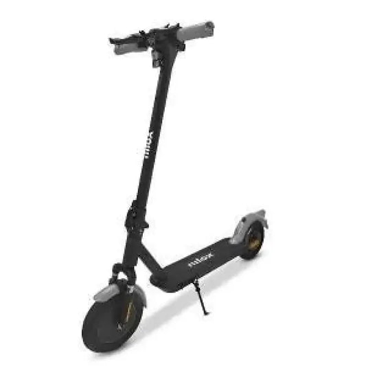 Monopattino elettrico Nilox nero con struttura compatta e ruote robuste per spostamenti urbani
