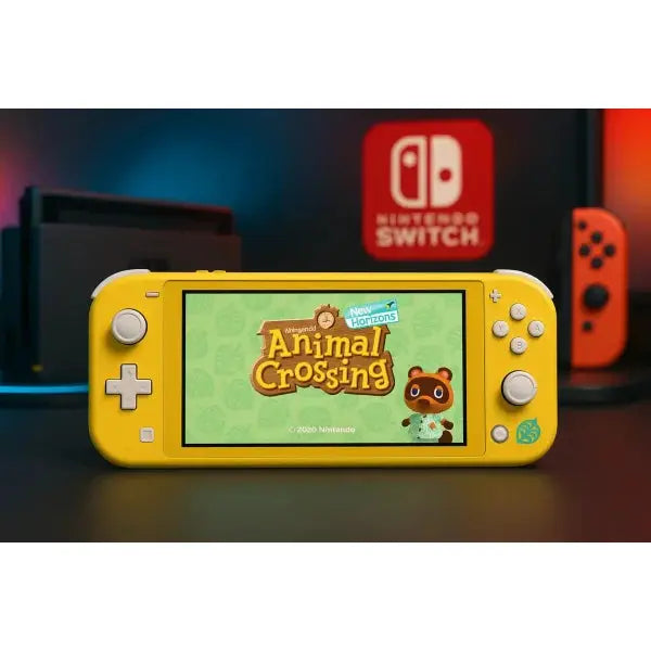 Nintendo Switch Lite gialla con il gioco Animal Crossing visibile sullo schermo