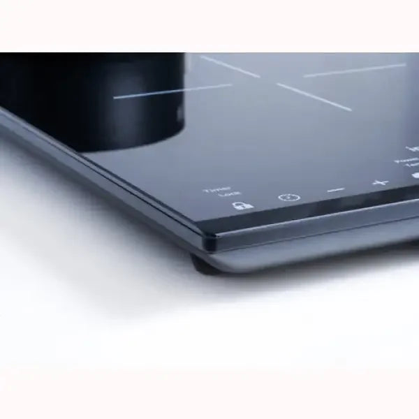 Piastra induzione Innoliving con superficie in vetro nero e controllo touch moderno