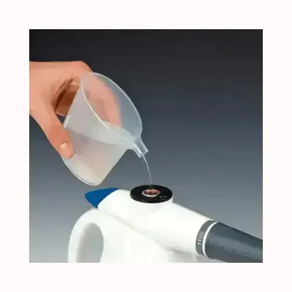 Aspirapolvere POLTI bianco mentre si versa acqua nel serbatoio per la pulizia a vapore