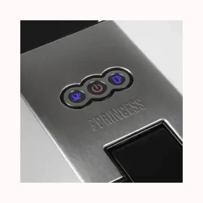 Dettaglio pulsanti e logo PRINCESS sulla macchina da caffè in acciaio inox moderna